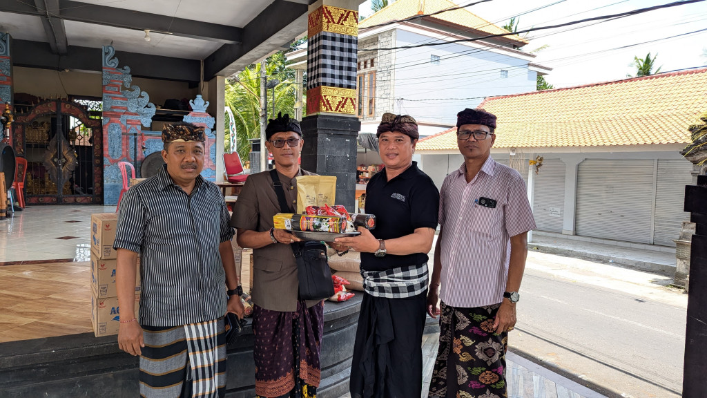 Perbekel Abiansemal Dauh Yeh Cani Serahkan Bantuan untuk Piodalan di Pura Dalem Dwijendra Banjar Batanbuah